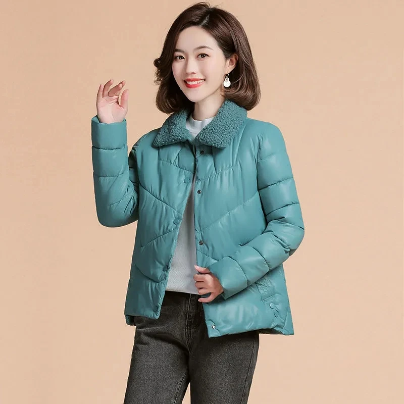 

Женская зимняя куртка с воротником из ягненка