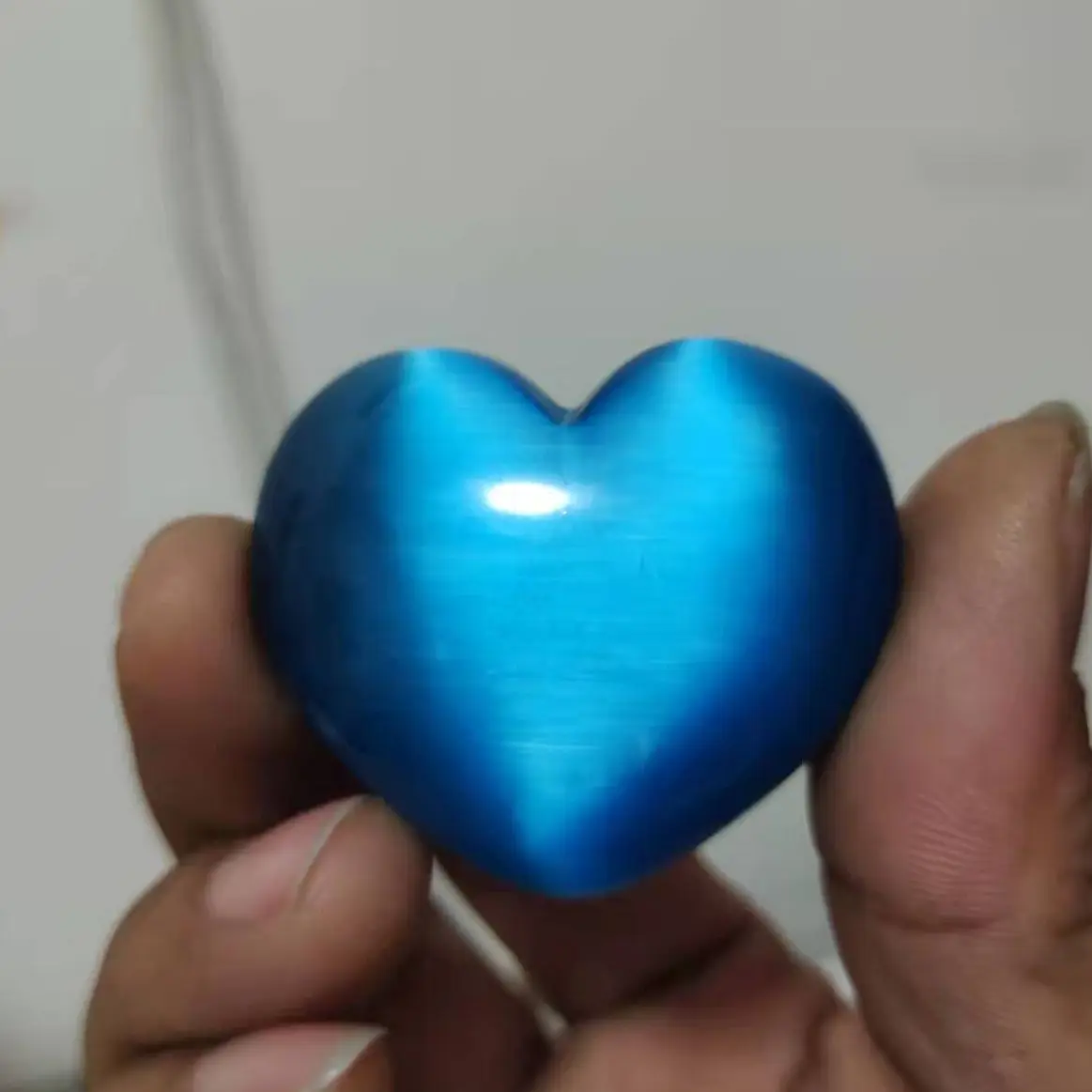 

Beautiful cyan cat-eye heart-shaped crystal gem healing stone gifts decorated with natural stones and minerals