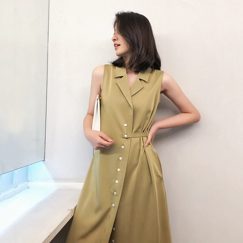 Женское шелковое платье рубашка средней длины с отворотом без рукавов на кнопках
