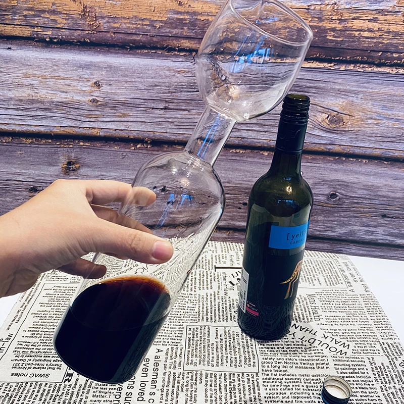 Креативное красное вино фотография напитка непосредственно из бутылки