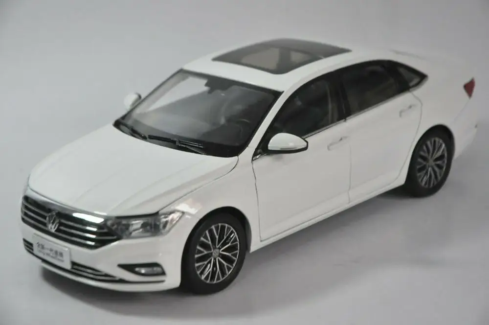 

1:18 Diecast Model for Volkswagen VW Sagitar Jetta Long-Wheelbase 2019 White Alloy Toy Car Miniature Collection Gifts