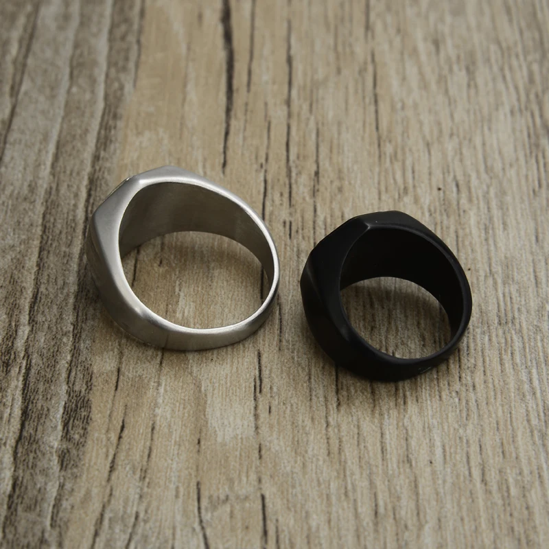 Мужское кольцо из нержавеющей стали матовое с геометрическим рисунком |