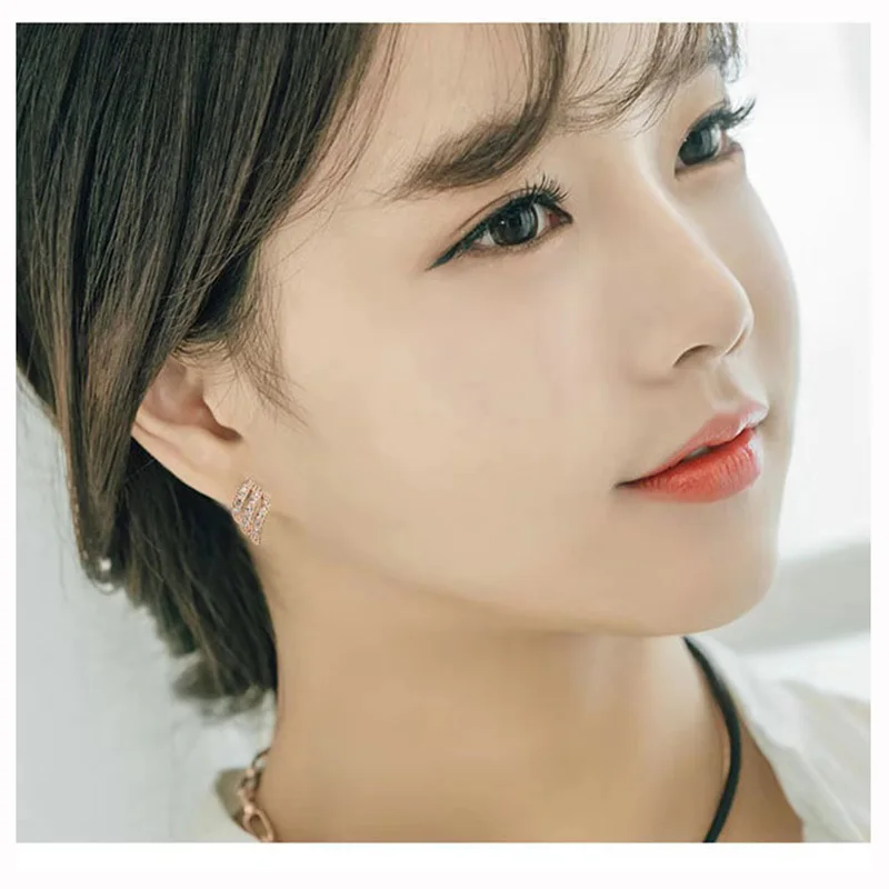 Женские серьги-гвоздики в виде крыльев Ангела инкрустированные кристаллами и