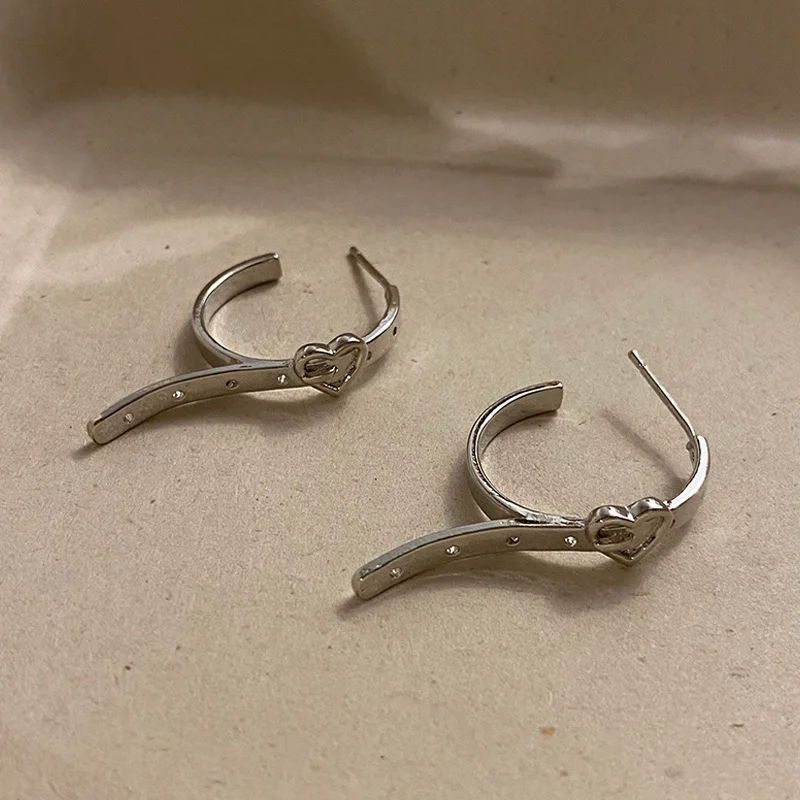 Серебряные тонкие серьги гвоздики с любовным ремнем для женщин гладкие