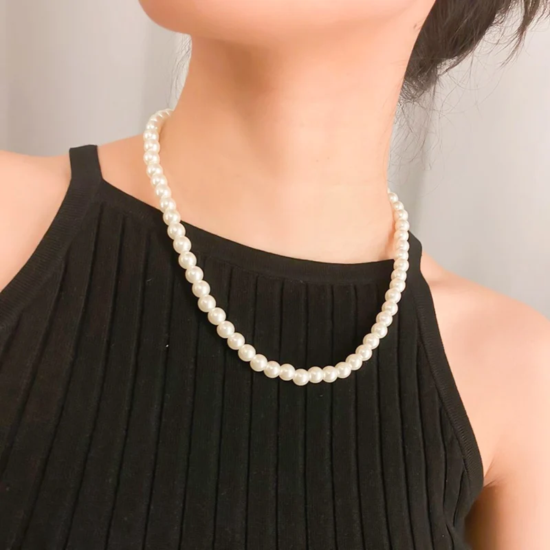 Женское колье чокер с бусинами белое имитацией под нить и на цепочке до ключиц