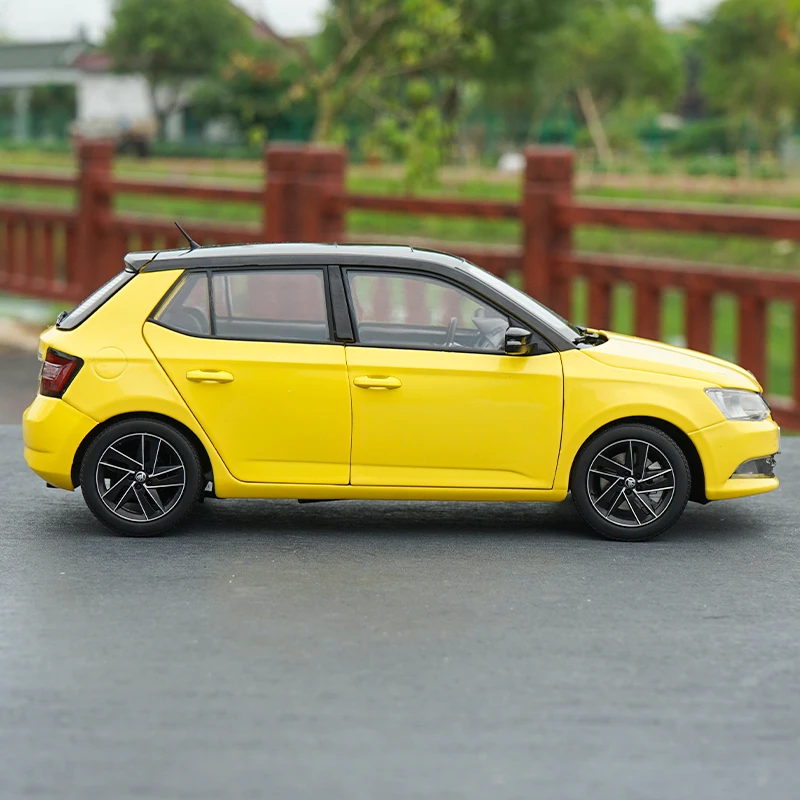 Оригинальный завод Аутентичные 1:18 VW Skoda новая фабия литье под давлением седан