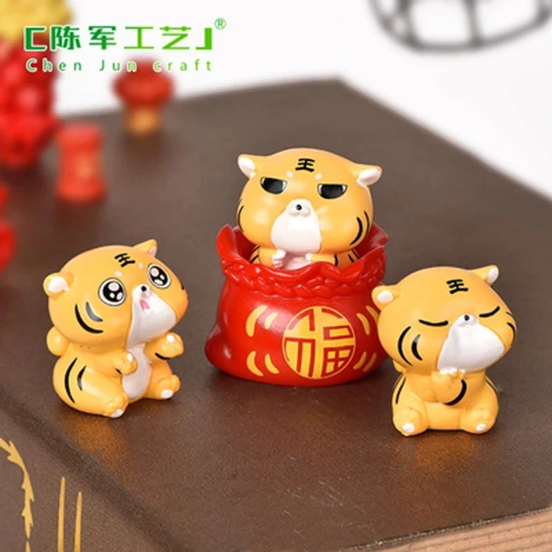 

ZOCDOU 1 Piece New Year's Cute Tiger Lucky Bag Small Statue Little Figurine Crafts Figure Ornament Miniatures
