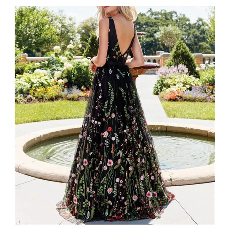 Длинное платье с открытой спинкой вышивкой треугольным вырезом для весенней