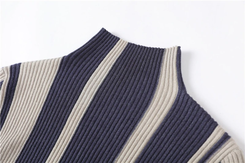 Женский полосатый свитер TWOTWINSTYLE трикотажный с высоким воротником и длинным