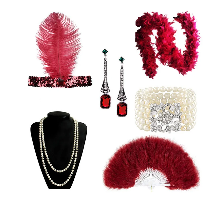Платье для вечеринки в стиле Великого Гэтсби 1920-х годов дополнено винно-красными перьевыми аксессуарами для волос.