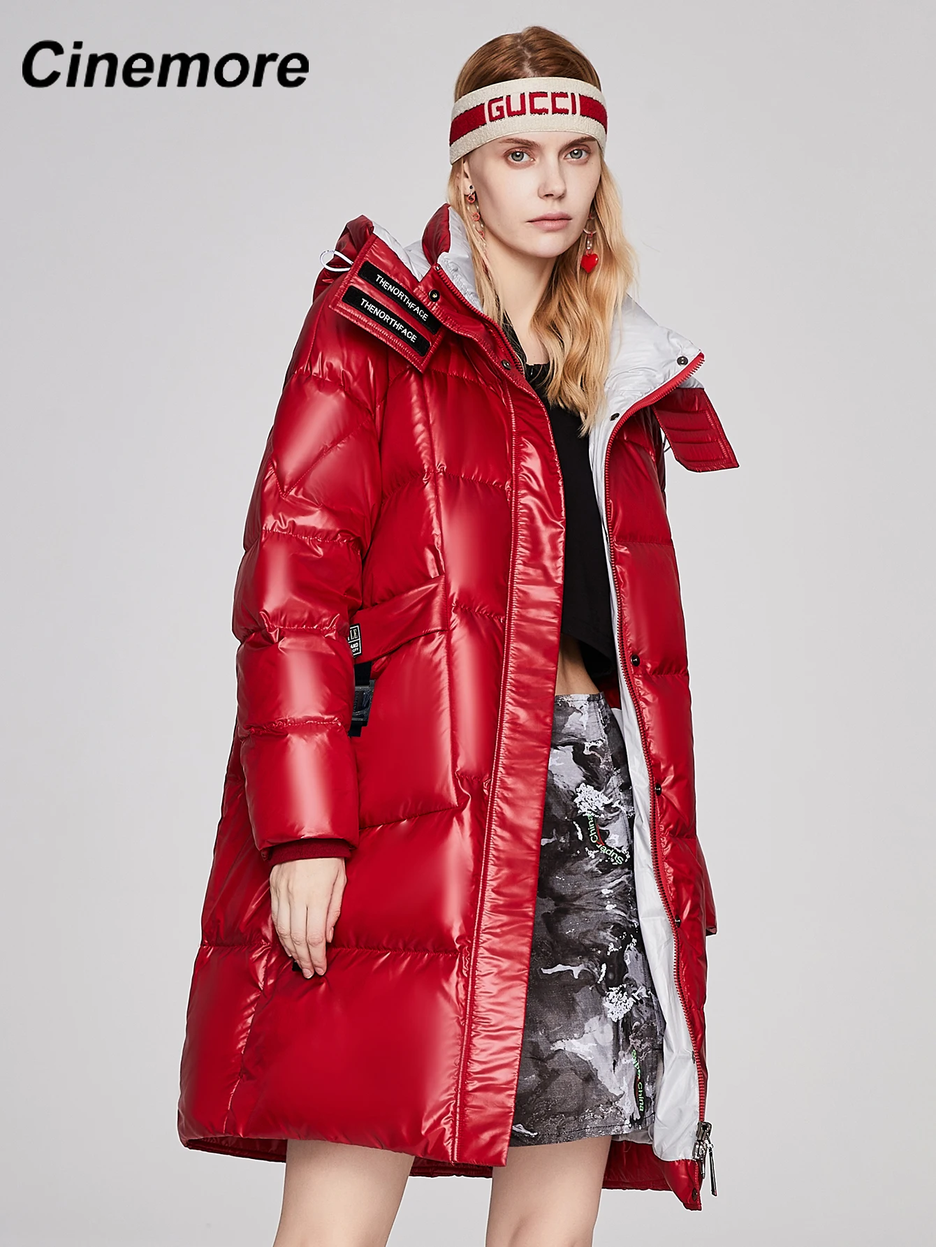 Женский зимний пуховик на молнии с капюшоном