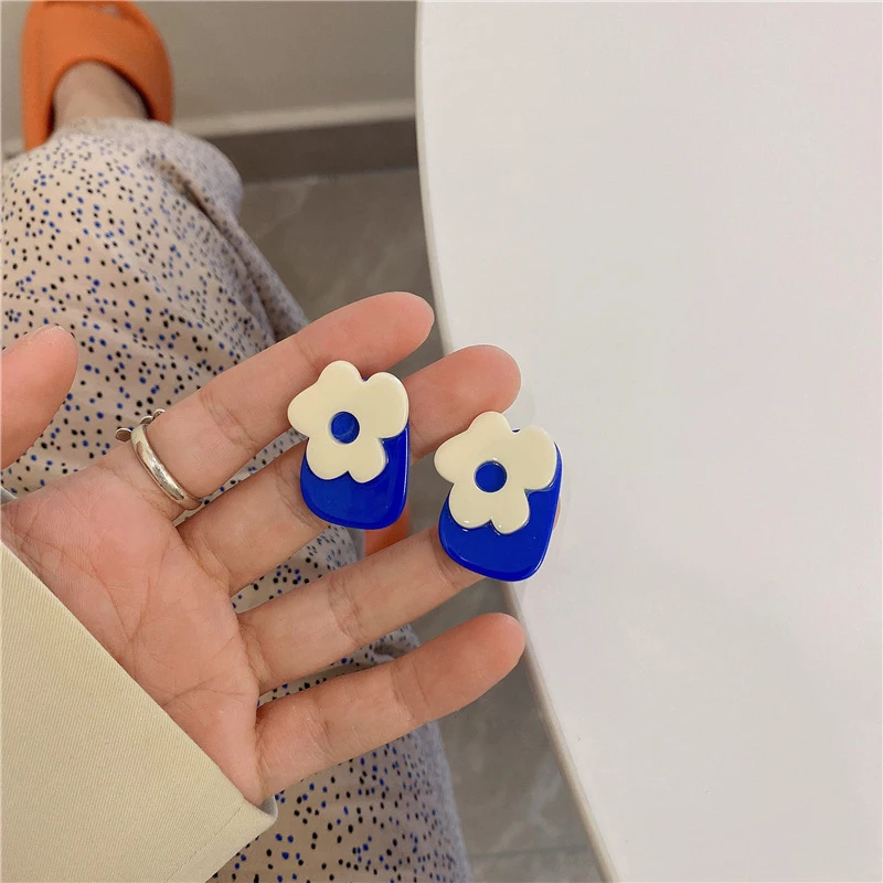 

2021 Korea Spring Blue White Color Acrylic Flower Stud Earrings For Women Girl Hot Summer Vintage Irregular Shape Party Jewelry
