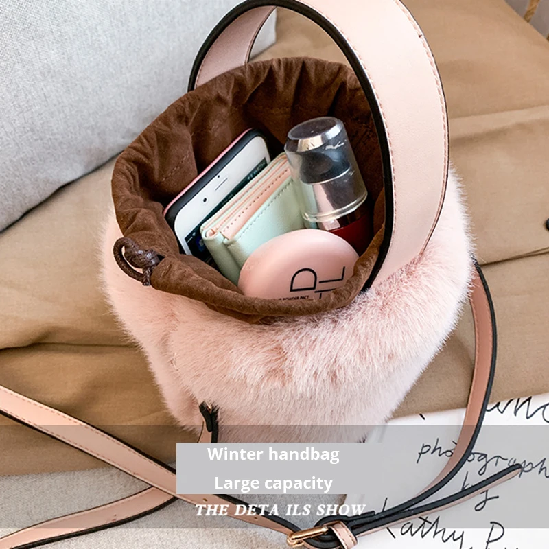

Bucket Bags for Women Faux Fur Winter Fashion Shoulder Crossbody Bag Warm Soft Ladies Plush Designer Pompom Messenager Hand Bag