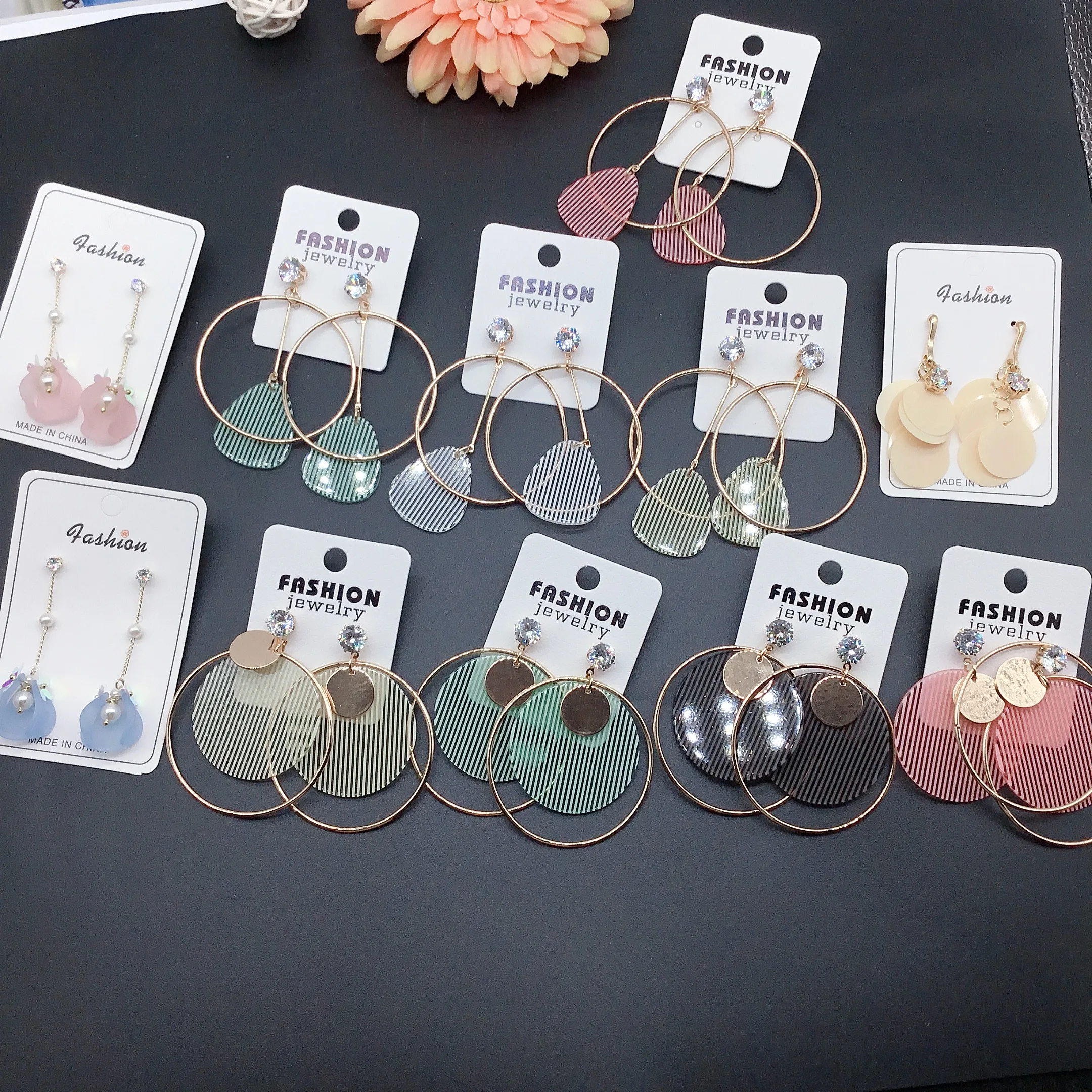 Женские плетеные серьги из ротанга круглые свисающие с бриллиантами и зеленым