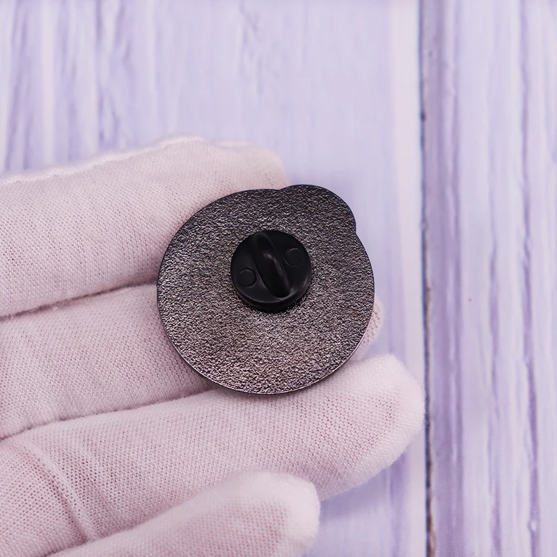 Какой у вас любимый страшный фильм? Эмалированная заколка с изображением крика