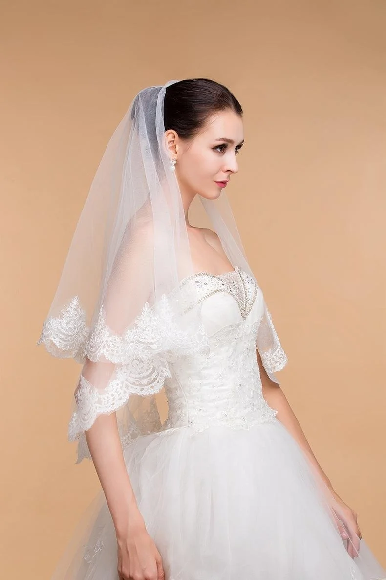 

Elegant Ivory Short Wedding Veils Lace Edge 2 Layer Bridal Bride Veil with Comb