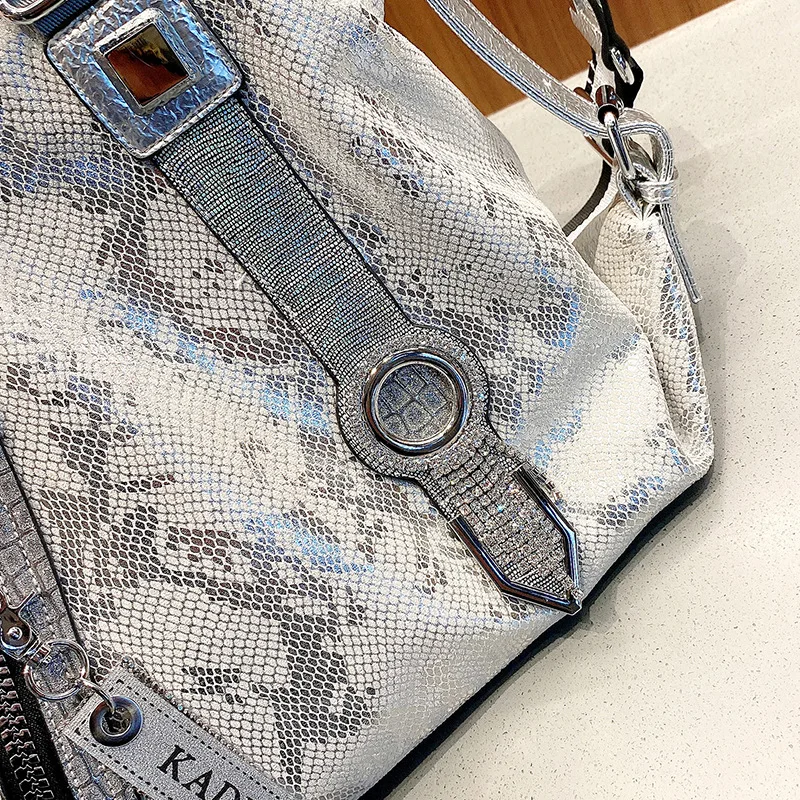 Женская кожаная сумка на плечо со стразами