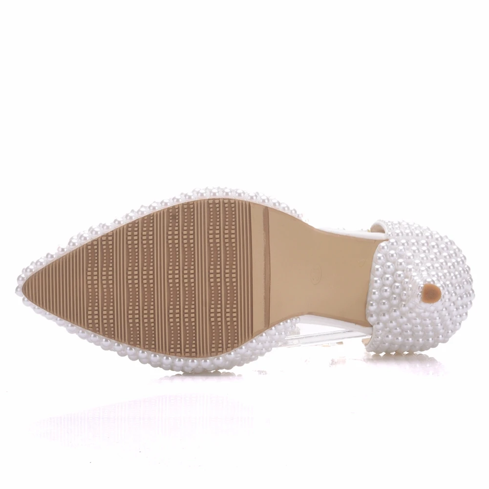 Свадебные туфли на тонком каблуке украшенные стразами и с острым носком белым