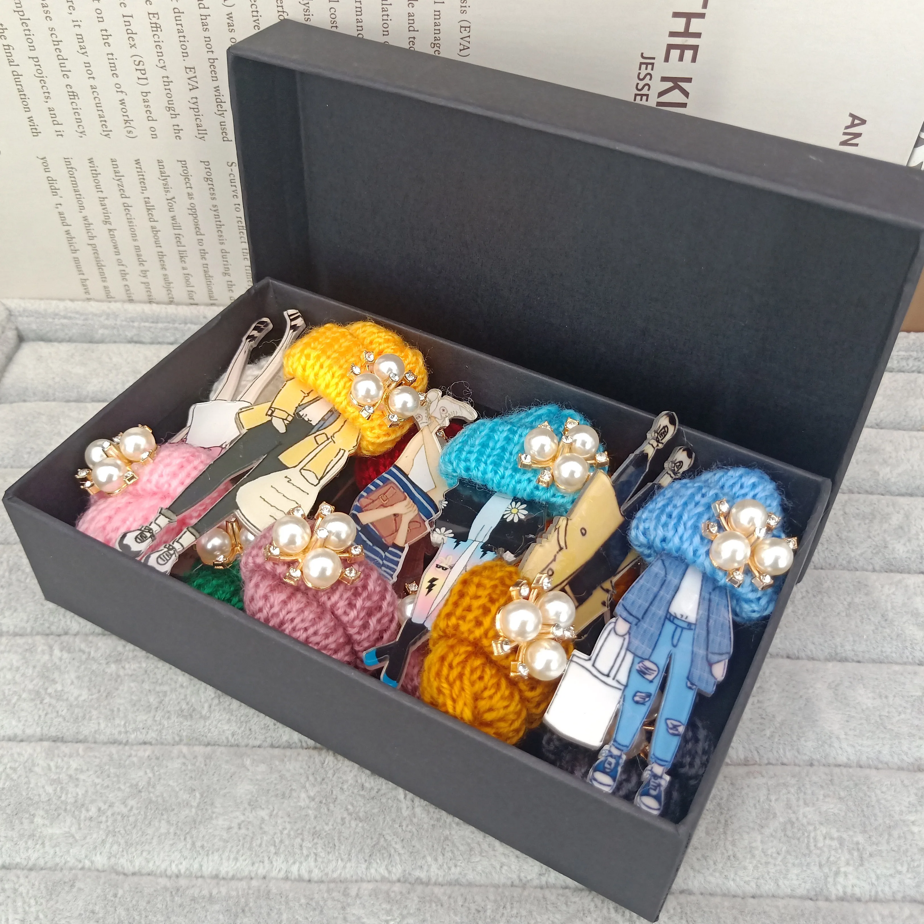 

Мода, брошь на шпильке, для Женская Брошь для девочек аниме Модели акриловая брошь шерстяная шляпа одежда аксессуары и украшения, подарки на...