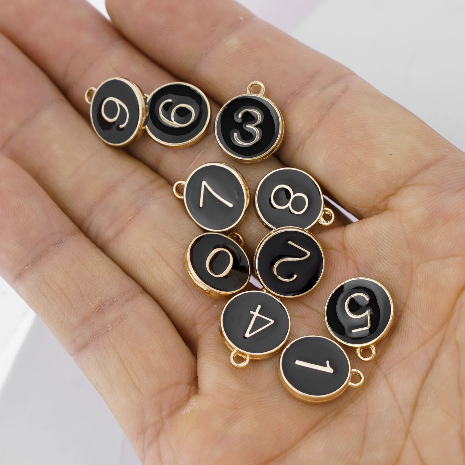 Множество стильных символов надпись кулоны в виде цифр круглые двухсторонние