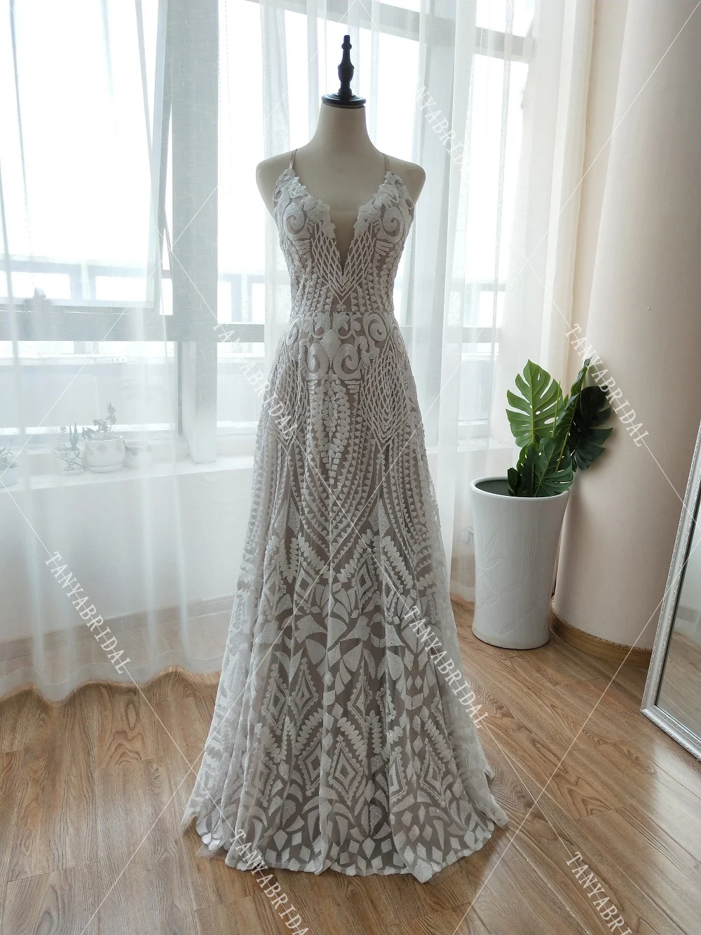 white lace nude ling Блестящие вышитые свадебные платья Обнаженная Подкладка глубокий v-образный вырез свадебное платье класса люкс Мода спинки Vestido De Noiva ZW155 - Цвет: white lace nude ling