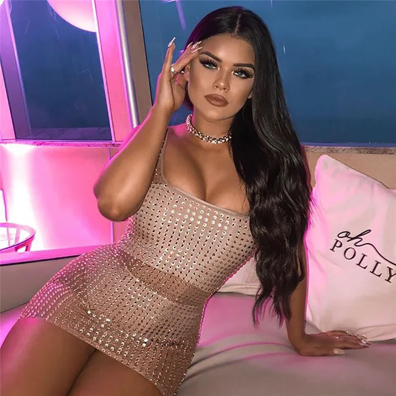 Прозрачное блестящее мини платье со стразами на тонких бретельках с квадратным