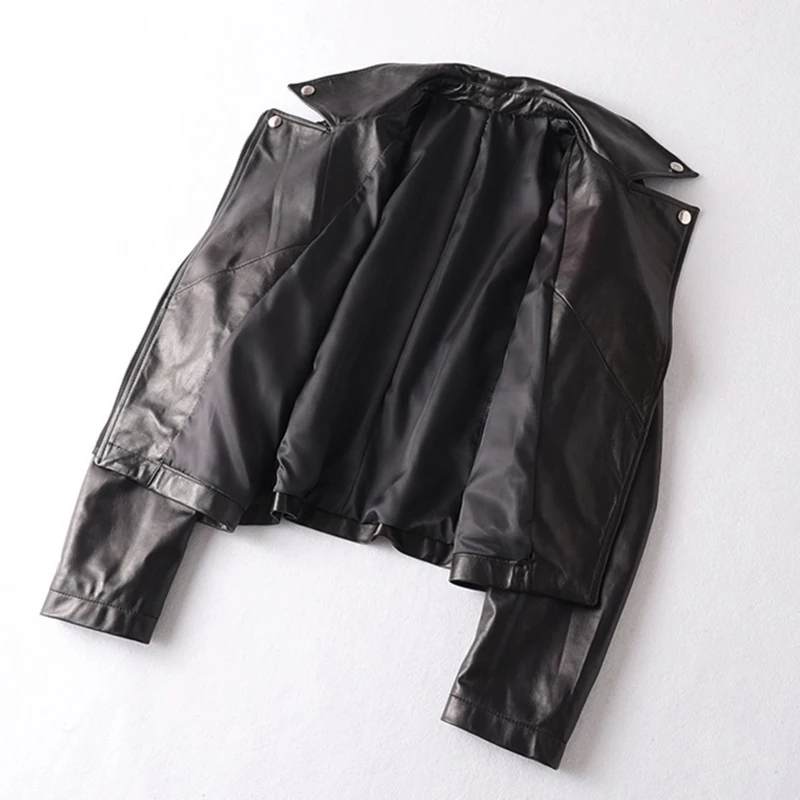 Женская короткая приталенная куртка Черная байкерская из натуральной кожи
