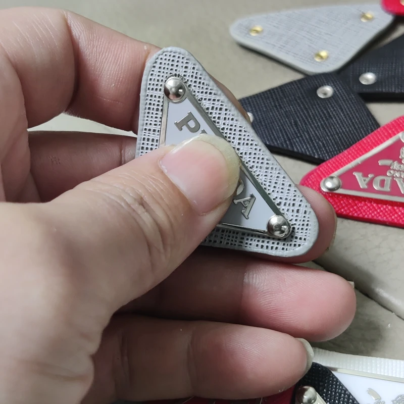 

Brand Logo Triangle Patch Metal Termoadhesivos Para Ropa Sewing Accessories Badge Red White Black Gray 4/5 Cm For Bag Bow Tie