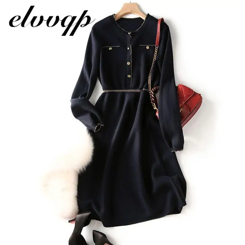 Женское трикотажное облегающее платье-свитер средней длины с круглым вырезом и