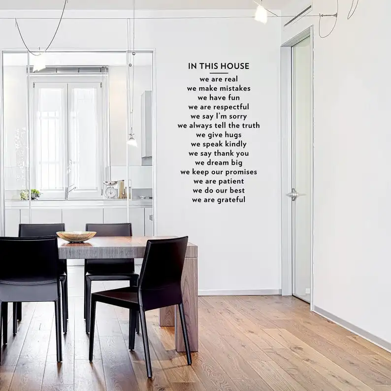 В этом доме Наклейка на стену с цитатой Гостиная настенный стикеры Семейные для