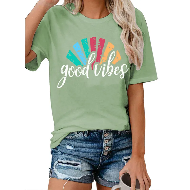 Женская футболка с радужными буквами Good Vibes красивая вырезом лодочкой и забавной