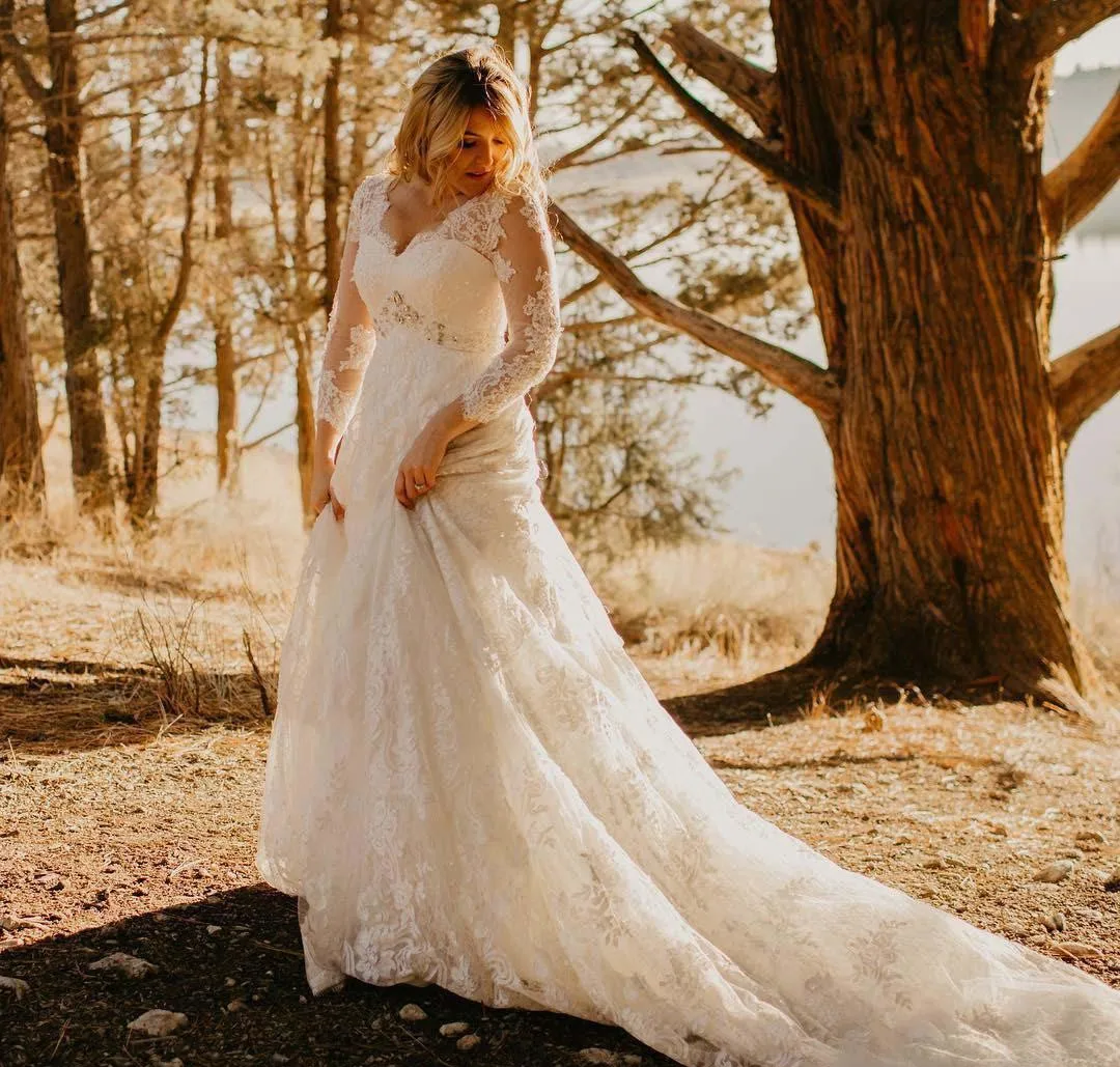 

2022 Vintage Lace Wedding Dresses Court Train Long Sleeve Sexy V Neck Silver Crystal Sash Courtry Marriage Bridal Gowns