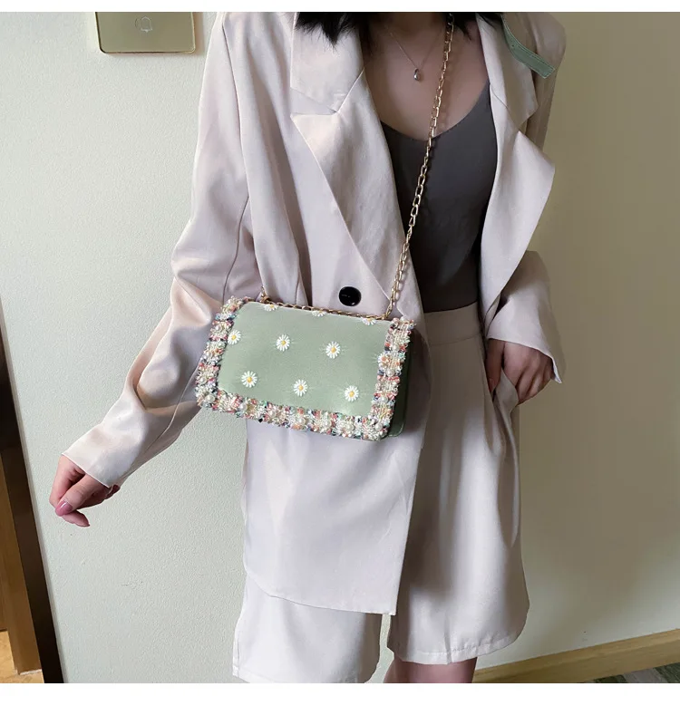 Сумка на плечо женская с жемчужной цепочкой вечерняя сумочка-конверт для