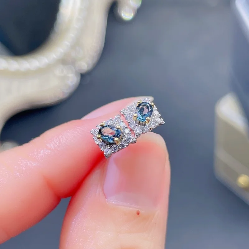 

Женские серьги-гвоздики из серебра 925 пробы, 3 х4 мм