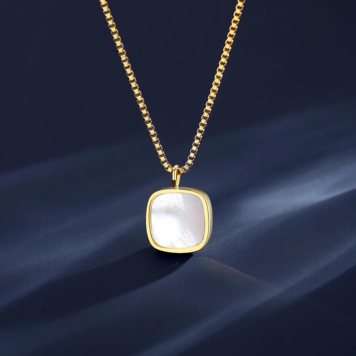 

JINSE New Simple 316L Stainless Steel Square Shell Pendant Necklaces for Women Fashion Jewelry Clavicle Gold Metal Chain Collier