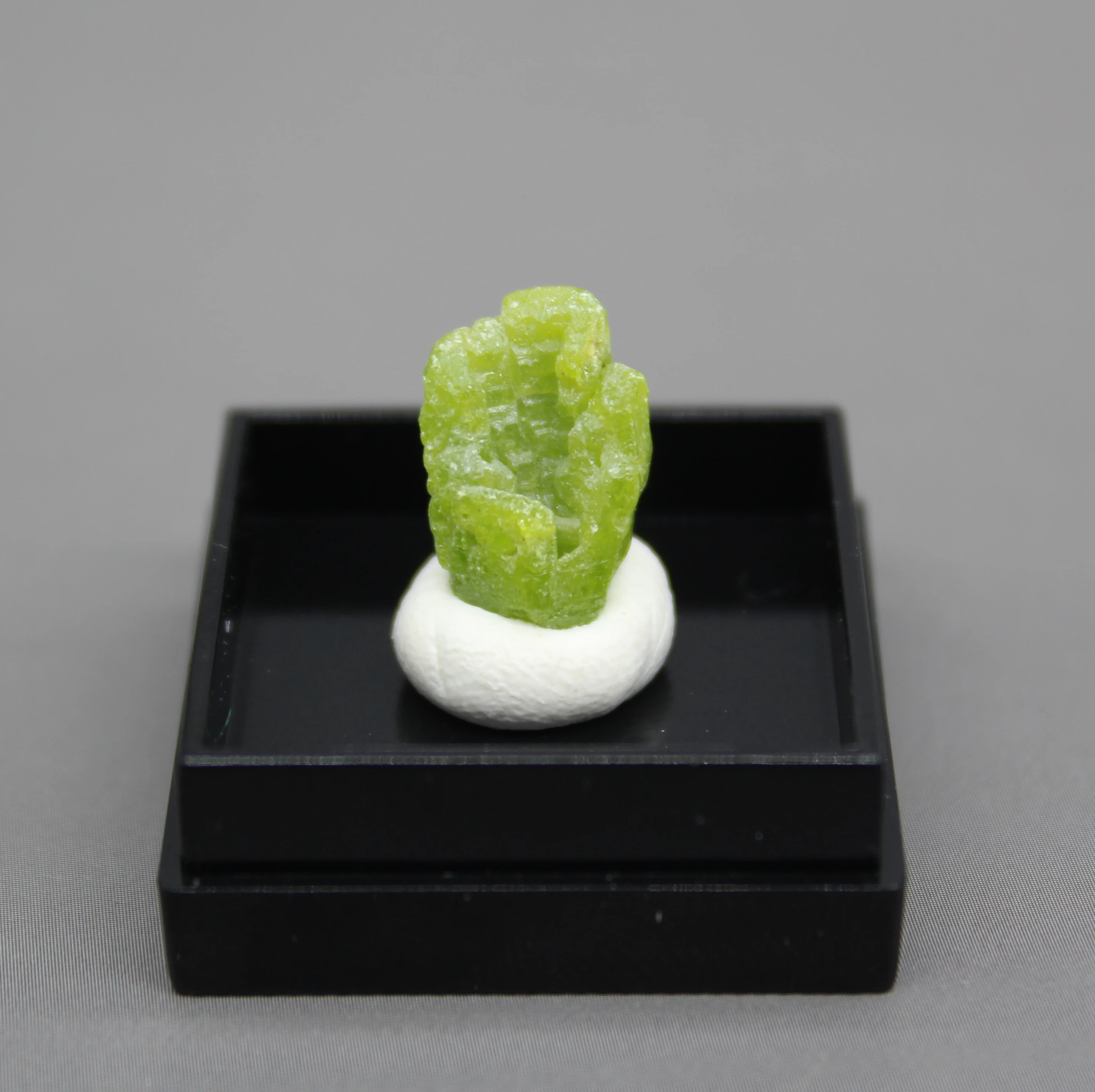 

100% Natural Pyromorphite mineral specimen stones and crystals collection gemstones quartz from China box size 3.4 cm