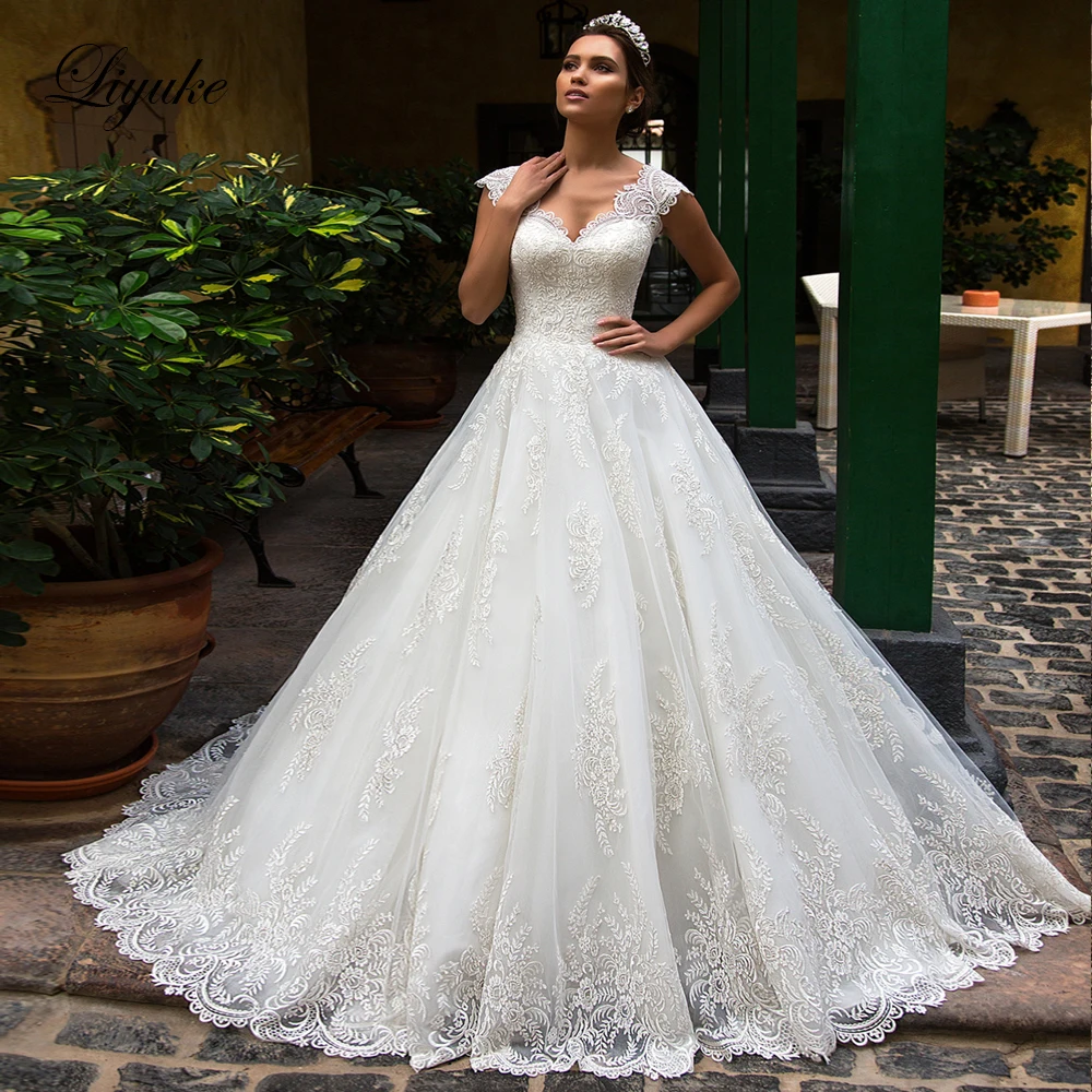 

Liyuke Gorgeous Lace A Line Wedding Dress With Sweetheart Neckline Of Court Train Wedding Gown
