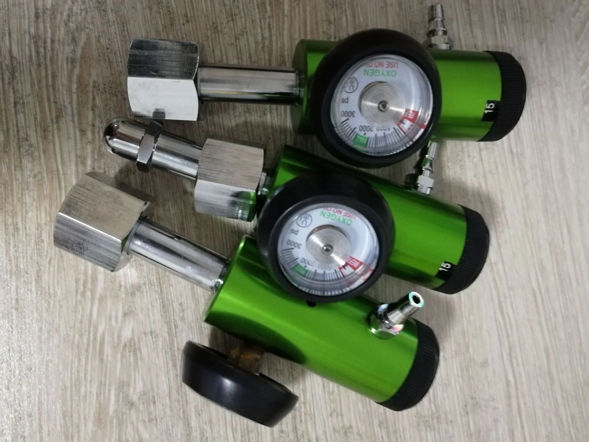 

Click-style 0-15L medical oxygen regulator CGA540 with Barb outlet