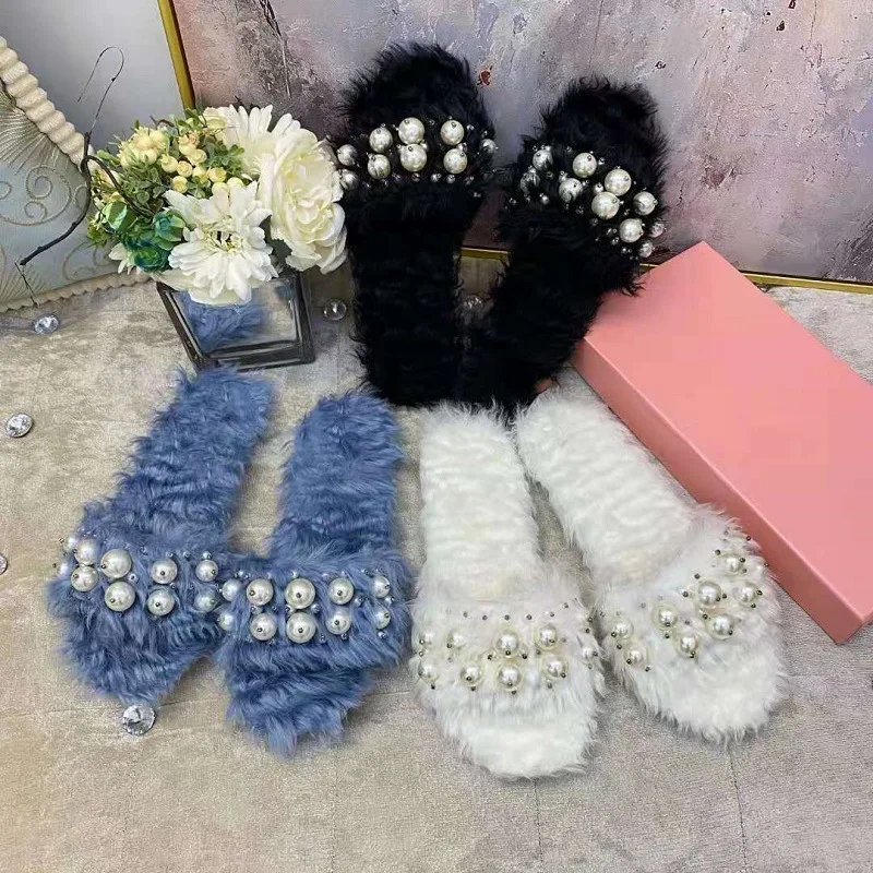 

In the fall of 2021, new home tri-color products are on sale. Fashionable pearl plush slippers, flat-bottomed women's shoes