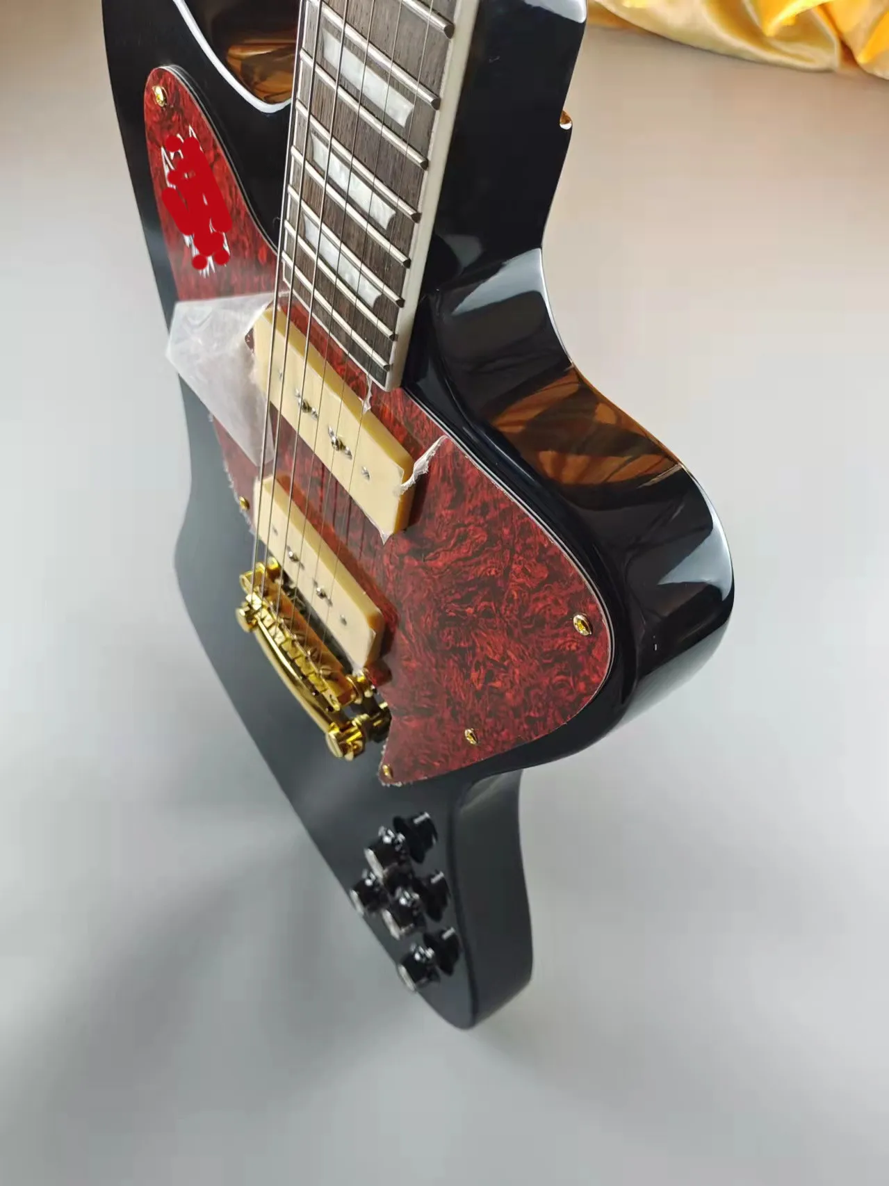Электрическая гитара огненная электрическая черные золотые аксессуары пикапы P90