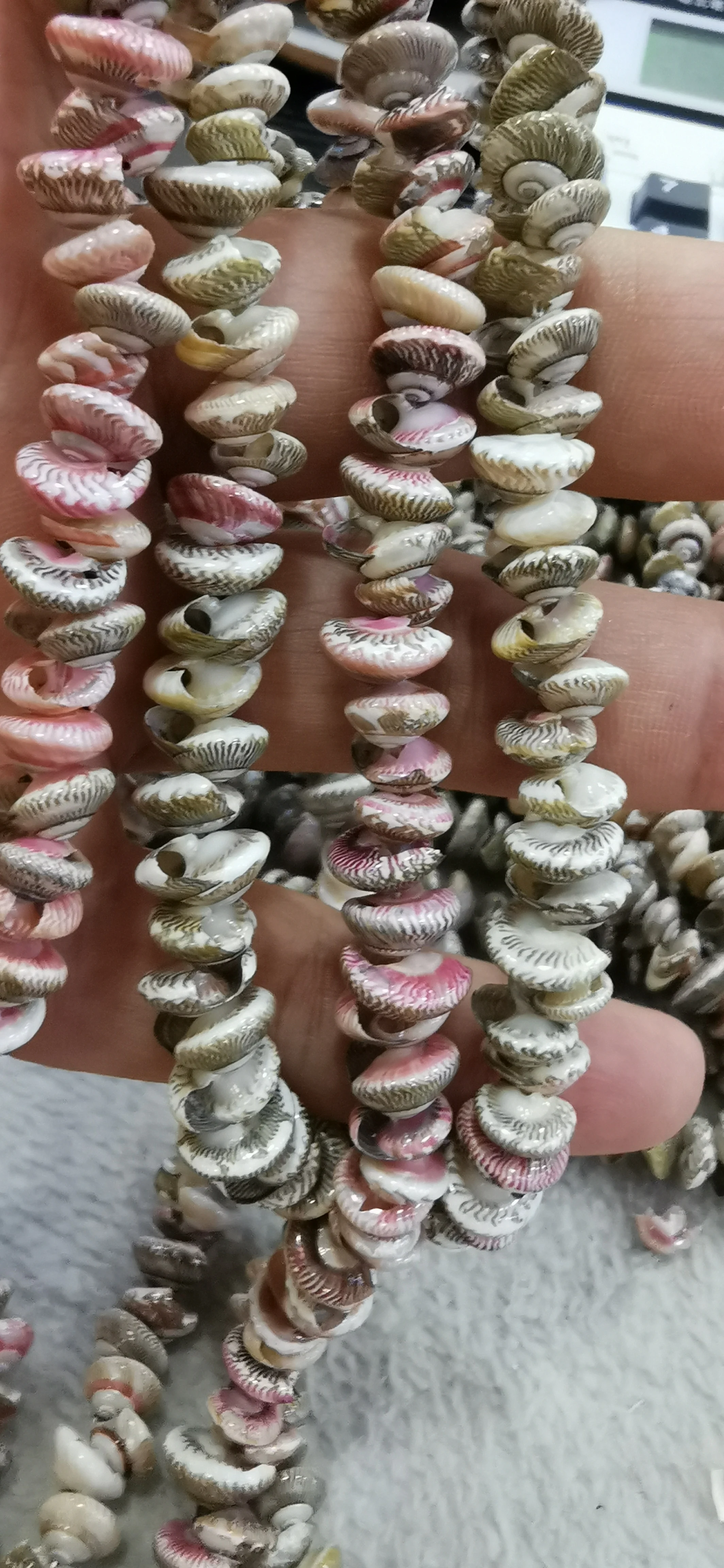 

Wholesale 100pcs Cone type sea shell 6-8mm slice pattern Mottled- White natural shells jewelry beads 16 inch for earring-pendant