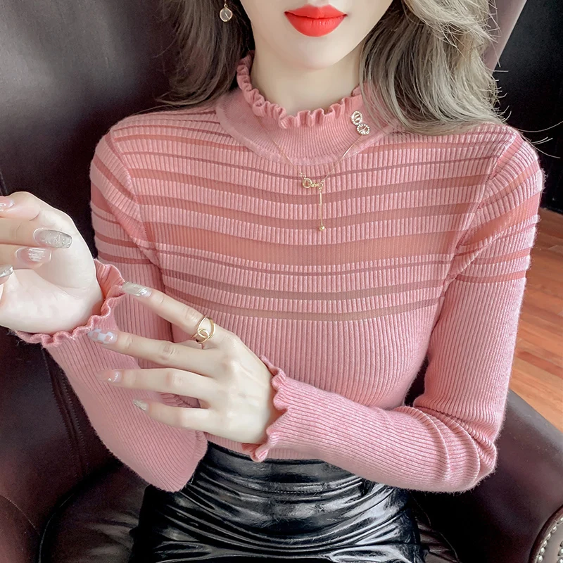 

Женский трикотажный свитер с высоким воротником и рюшами