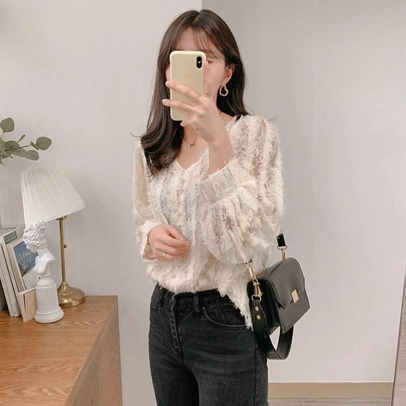 

SHENGPALAE Elegant Lace Tassel Design Blouse Women's Spring 2021 New V-neck Chic Pearl Button Long Sleeve Shirt Female 5B762
