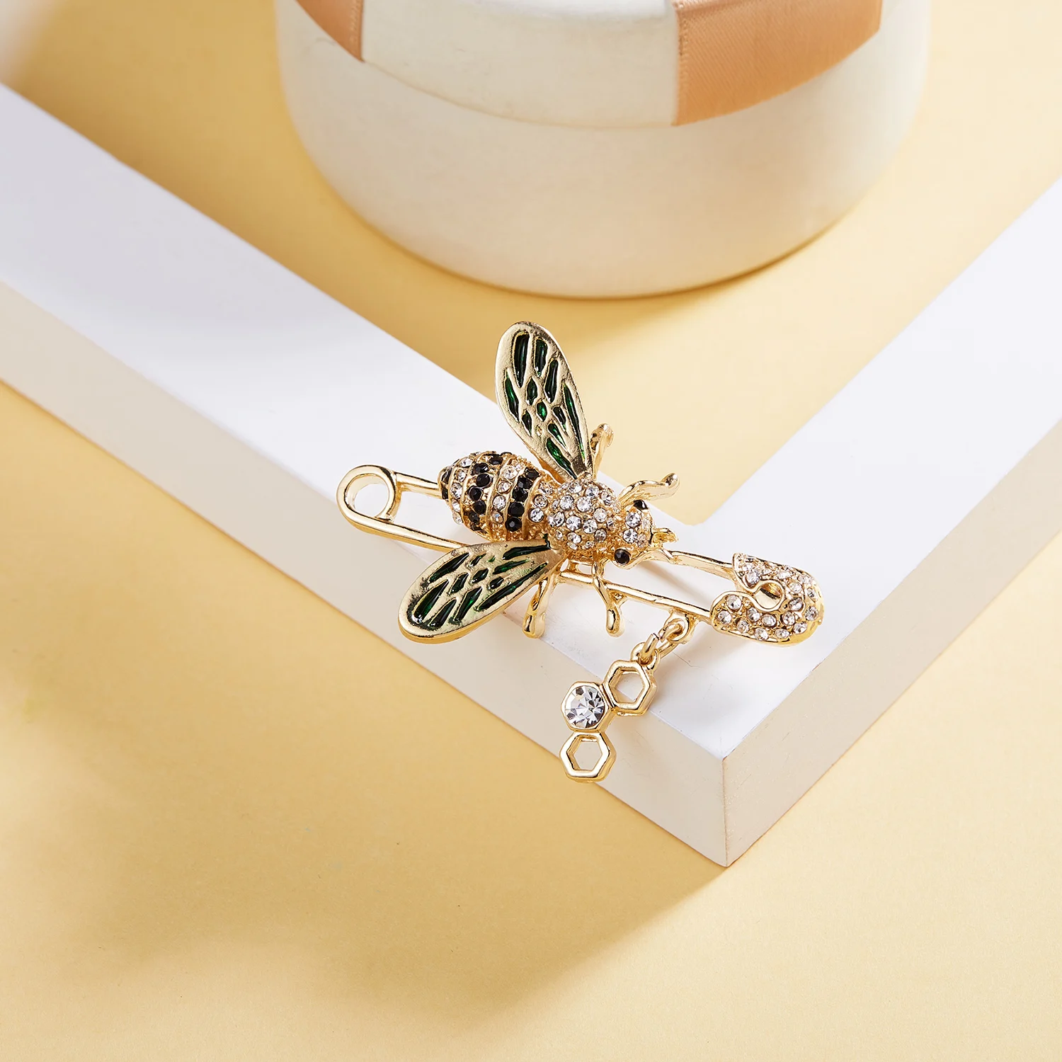 Брошь женская в форме пчелы Стразы золотого цвета брошь эмалированный штифт |