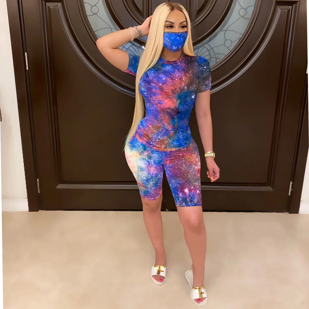 Женский спортивный костюм из двух предметов: топ с коротким рукавом и шорты |