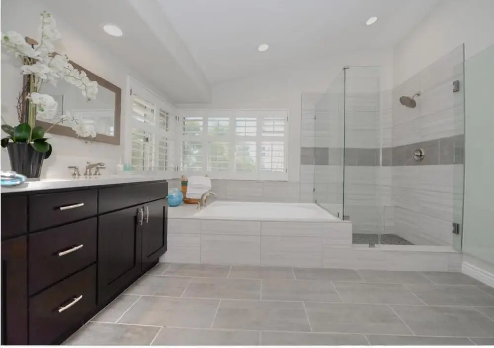 Индивидуальные деревянные жалюзи из липы двухскладные для дверей плантации