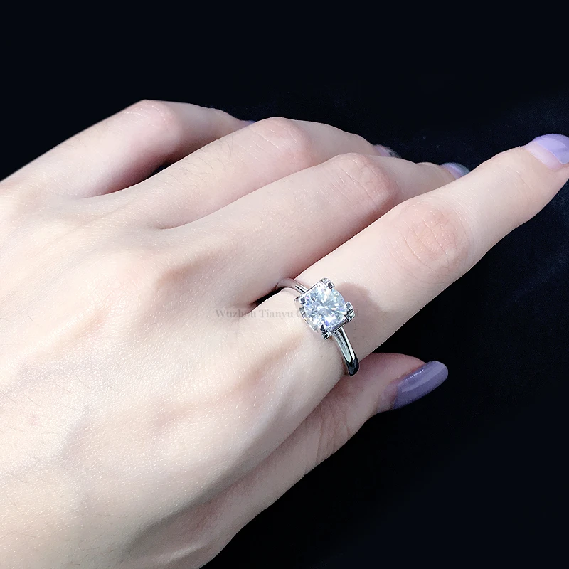 Кольцо женское из серебра 925 пробы с фианитом 6 5 мм |