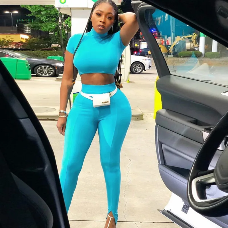 Женский спортивный костюм синий комплект из двух предметов укороченный топ с