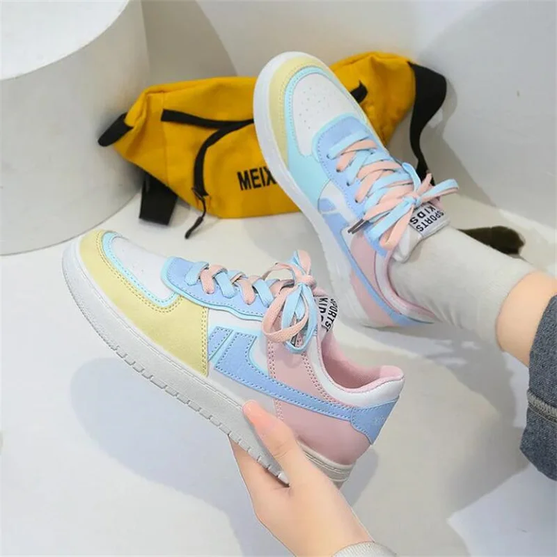 Женские кроссовки из ПУ кожи розовые на плоской вулканизированной подошве