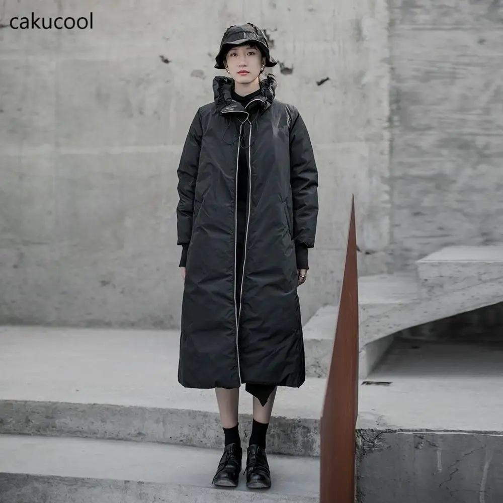 Женская куртка пуховик Cakucool длинная облегающая теплая до колена со складками и